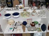 une étagère blanche sur laquelle sont posés de nombreux objets