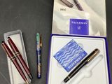 deux stylos et un bloc-notes posés sur une table
