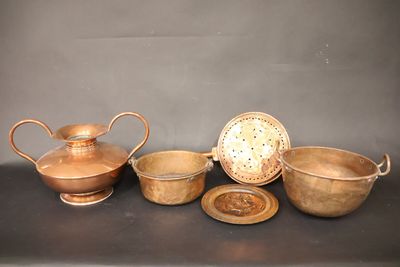 Lot de cuivres composé d'une bassine, une jarre à anses, une…