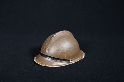 un petit chapeau marron posé sur une surface noire