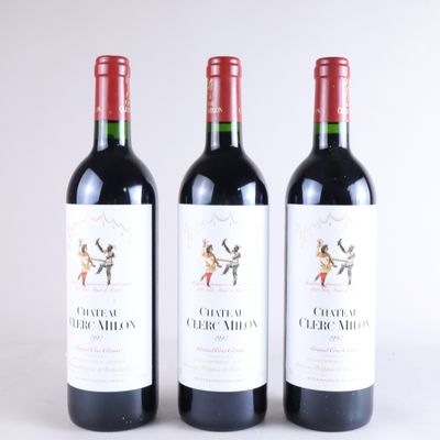 trois bouteilles de vin rouge posées côte à côte sur une table