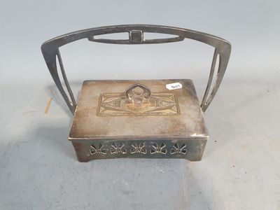 une petite boîte en métal munie d'une poignée