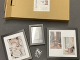 une boîte contenant des photos et un cadre photo posés sur la table
