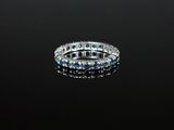 gros plan d'une bague en diamant sur une surface noire
