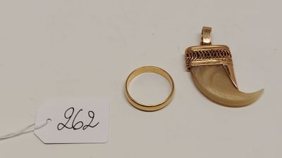 une bague en or et une bague en or sur un fond blanc