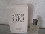 l'image d'un flacon de parfum posé à côté d'une boîte