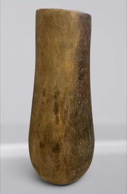 un vase brun posé sur une table