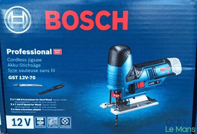 La boîte d'une scie sauteuse Bosch Professional est exposée.