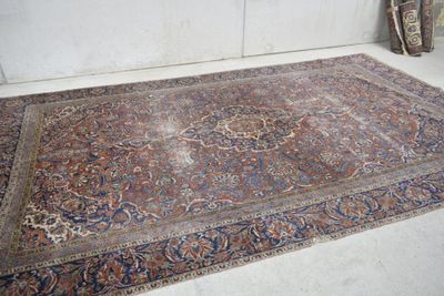 un grand tapis posé au sol près d'un mur