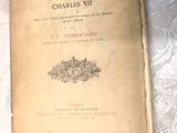 un vieux livre posé sur un lit recouvert de draps blancs