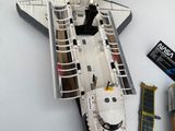 une maquette Lego représentant une navette spatiale posée sur une table