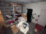 une chaise blanche au milieu d'une pièce remplie de cartons