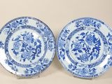 paire d'assiettes bleues et blanches à motifs floraux