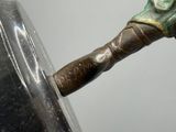 un gros plan d'un objet métallique muni d'une poignée