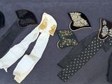 cinq types de cravates différents disposés sur une table