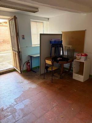 une photo d'une pièce avec un réfrigérateur et une table