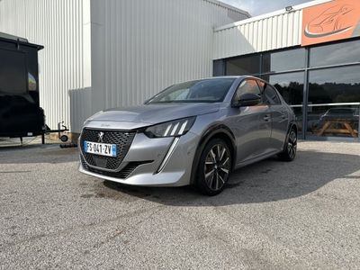 une voiture argentée garée devant un bâtiment