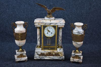 une horloge et deux vases posés sur une table