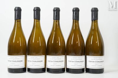 six bouteilles de vin sont alignées sur une table