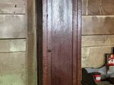 une horloge grand-père dans le coin d'une pièce