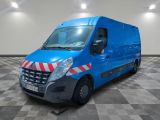 une photo d'une camionnette bleue garée dans une grande pièce