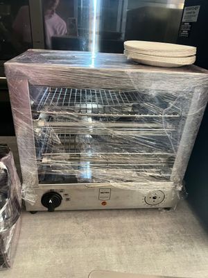 un four grille-pain emballé et prêt à l'emploi
