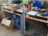un établi avec des outils dans un garage