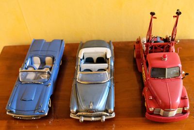 trois petites voitures posées les unes à côté des autres sur une table
