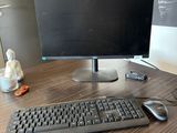 un écran d'ordinateur et un clavier posés sur un bureau, avec une souris