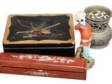 une boîte en bois ornée d'une peinture et, à côté, une petite boîte contenant une figurine