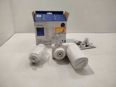 Deux rouleaux de papier toilette sont posés à côté d'une boîte de papier toilette