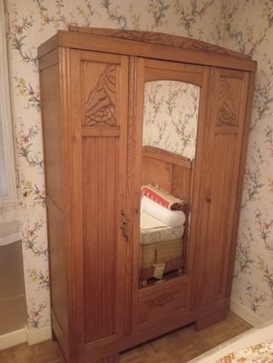 une armoire en bois avec un miroir sur la porte