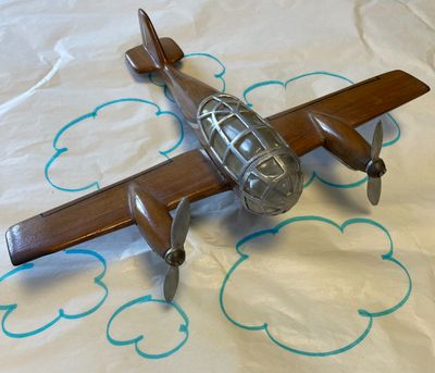 un avion jouet posé sur une table