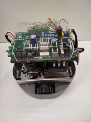 un petit appareil électronique posé sur une table