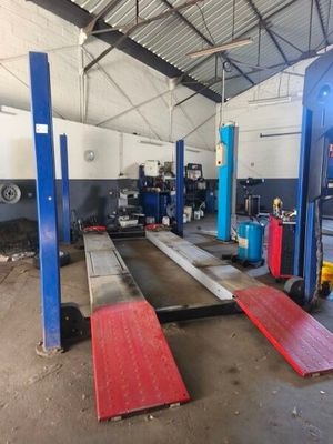 l'image d'un garage contenant de nombreux équipements