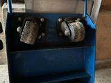 un chariot bleu muni de roues, garé devant un immeuble