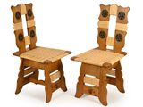 une paire de chaises en bois placées l'une à côté de l'autre sur une surface blanche