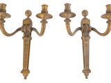 paire d'appliques murales anciennes en laiton sur fond blanc