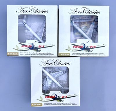 trois boîtes d'Aero Clasies sur fond bleu