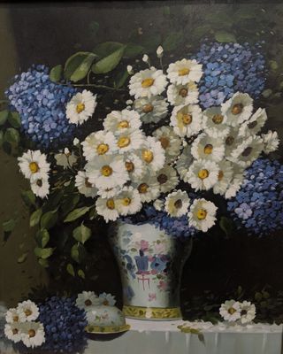 une peinture de fleurs dans un vase sur une table