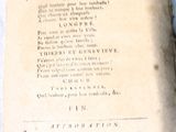 un vieux livre posé sur un lit recouvert d'une couverture bleue