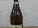 une bouteille de vin posée sur une table