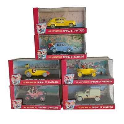 six petites voitures dans une vitrine sur fond blanc