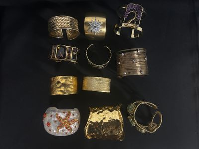 Réunion de 11 bracelets manchettes en métal doré, certains ornés de ve - Photo 1