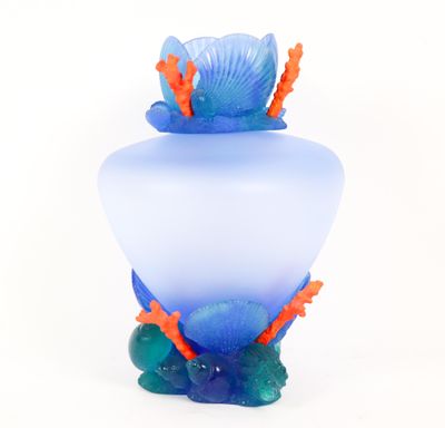 un vase en verre orné d'un motif bleu et orange