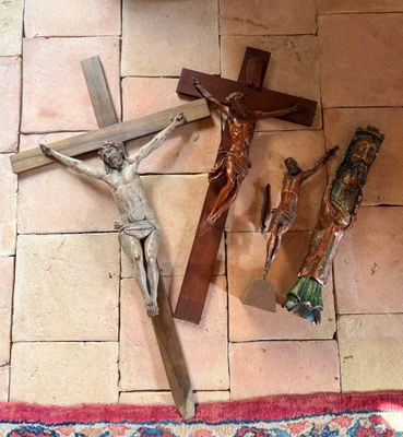 une croix posée par terre, à côté d'un crucifix posé par terre