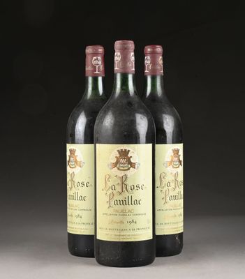 trois bouteilles de vin posées sur une table l'une à côté de l'autre