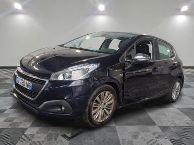la voiture bleue est garée dans le garage sur un sol en damier