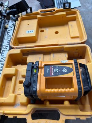 Un niveau laser BEACON NB100 avec trépied.