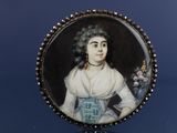 portrait d'une femme en robe bleue, avec un bouquet de fleurs à la boutonnière